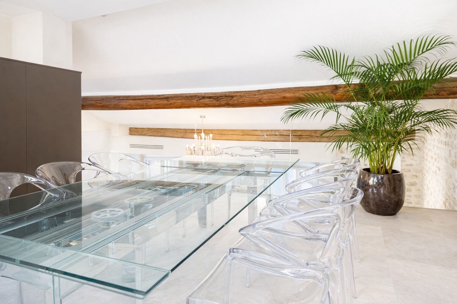 Salle à manger, table transparente