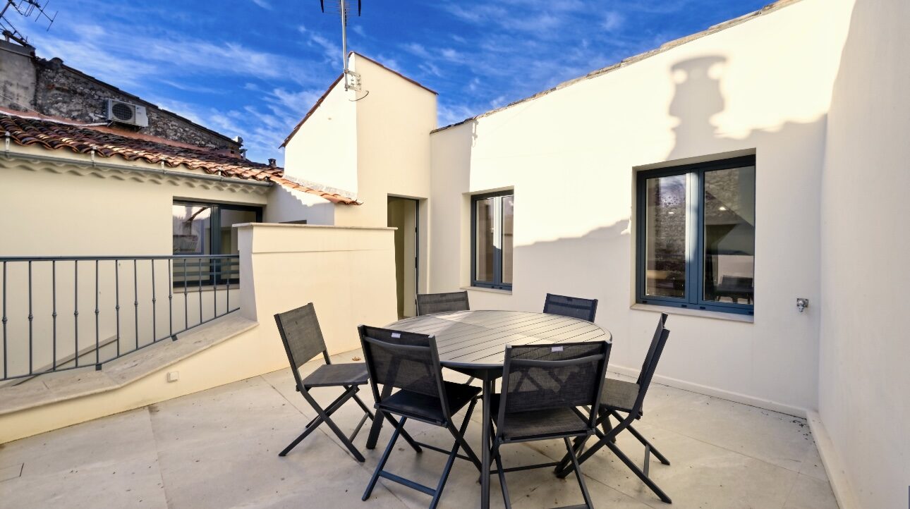 Terrasse, vue sur les toits du Vieil Antibes