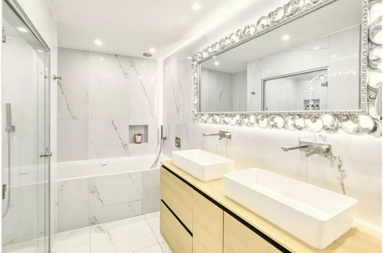 Suite 2, salle de bain, miroir ouvragé